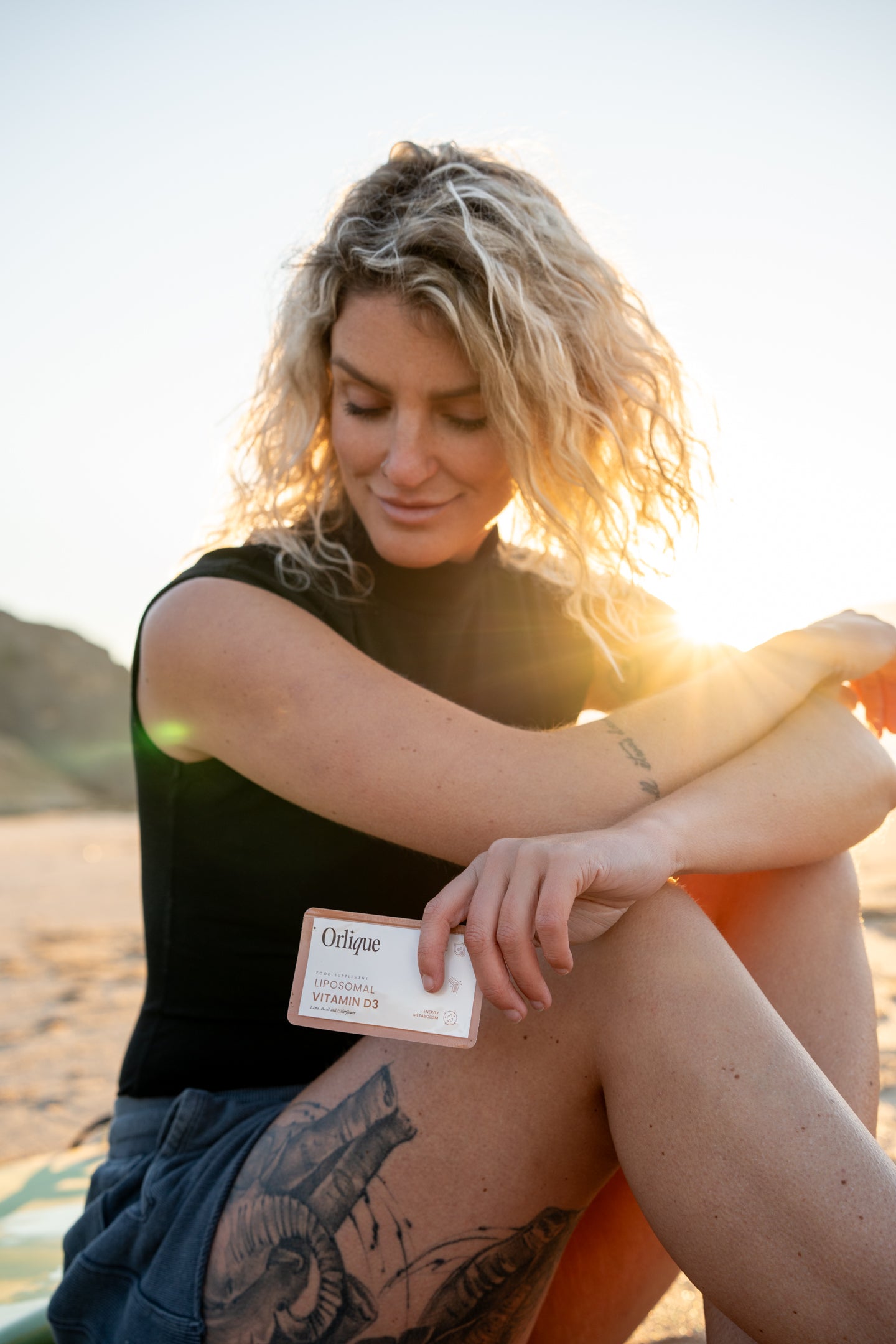 Kvindeskønhed udendørs med Orlique liposomale tilskud til hår