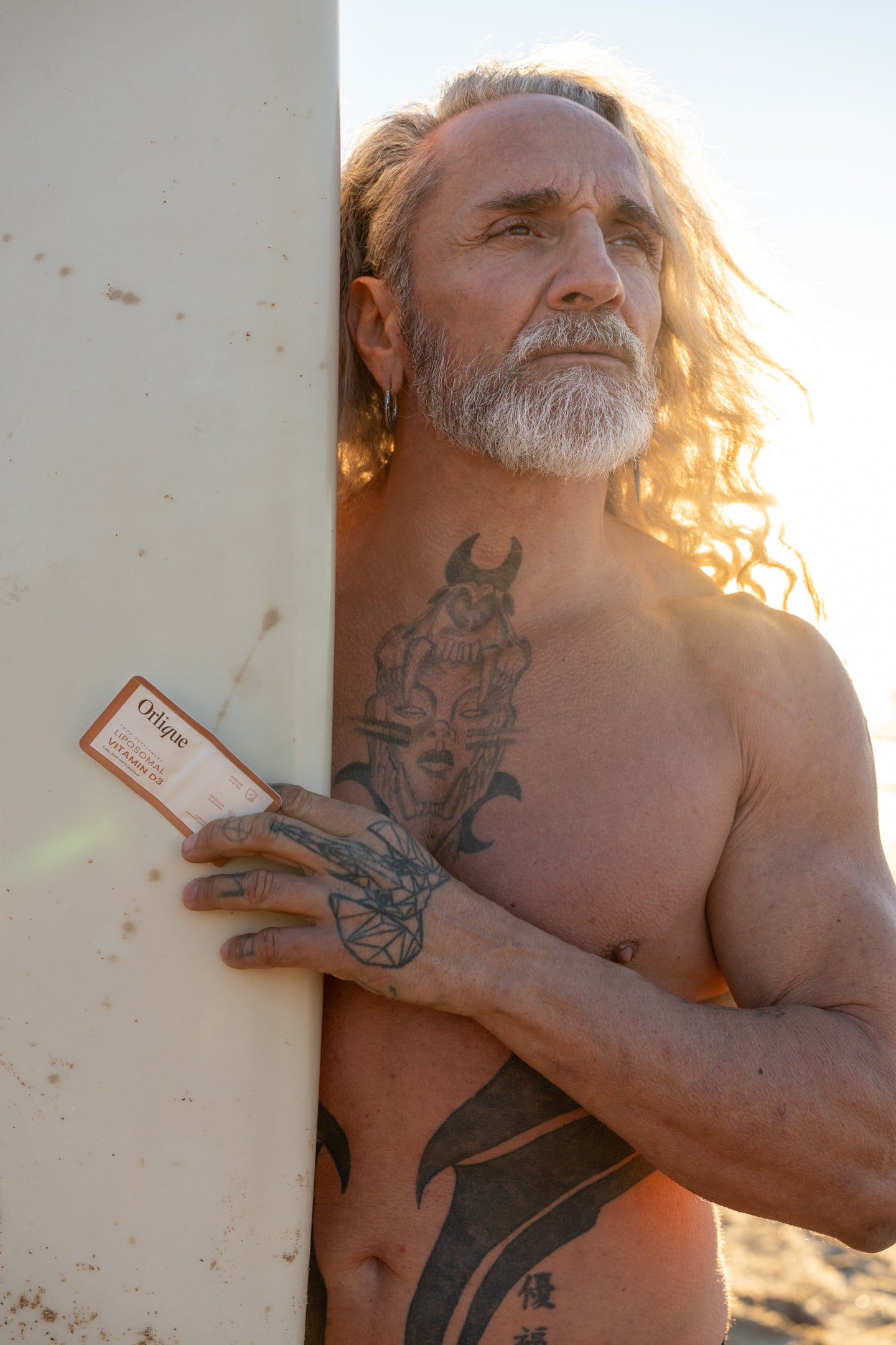 Mand med gråt skæg, tatoveringer og en Orlique D3-pakke, der repræsenterer IMMUNSYSTEM